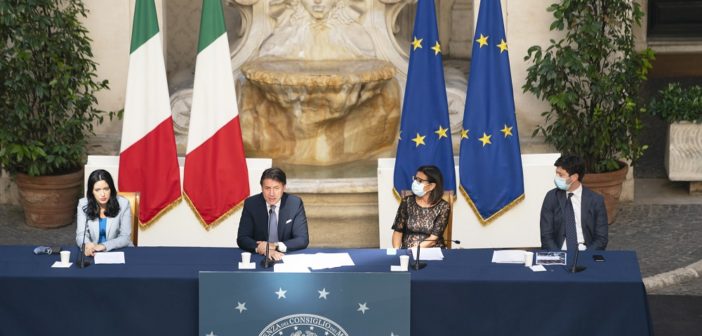 Conferenza stampa sulla scuola
Palazzo Chigi, 09/09/2020 - Il Presidente Conte nel corso della conferenza stampa sulla scuola tenuta con i ministri Azzolina, Speranza e De Micheli (immagini rilasciate dal Governo Immagini messe a disposizione con licenza CC-BY-NC-SA 3.0 IT). immagine-conferenza-scuola-governo